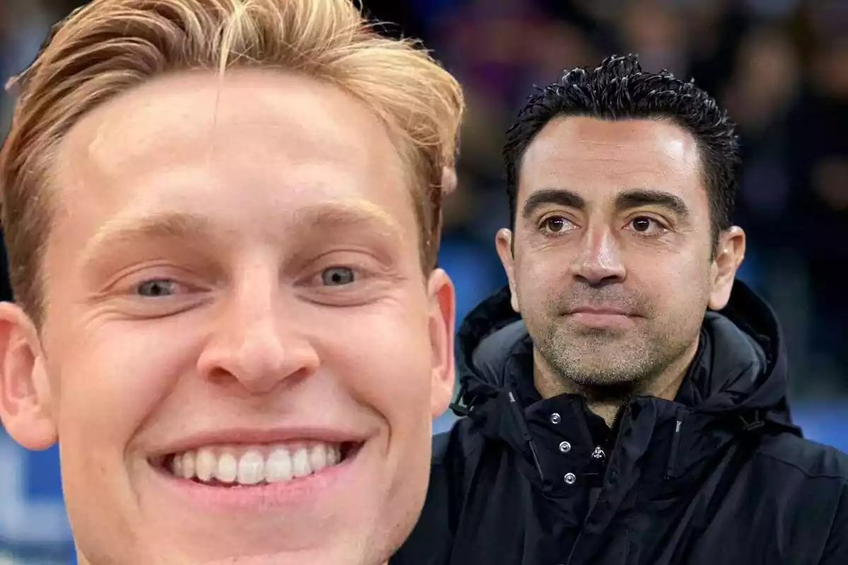 Primer pla de Frenkie de Jong mirant a càmera i Xavi Hernández mirant-lo