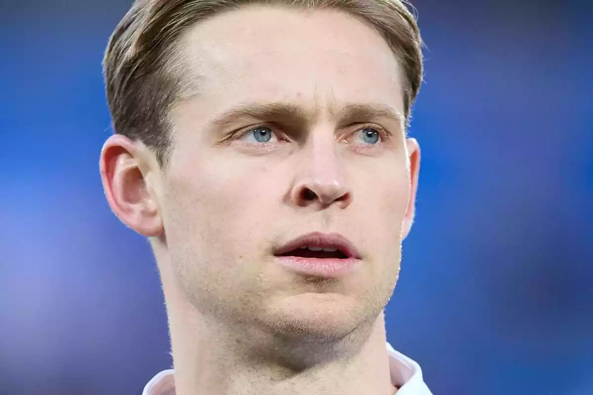 Frenkie de Jong amb cara de sorpresa en primer pla