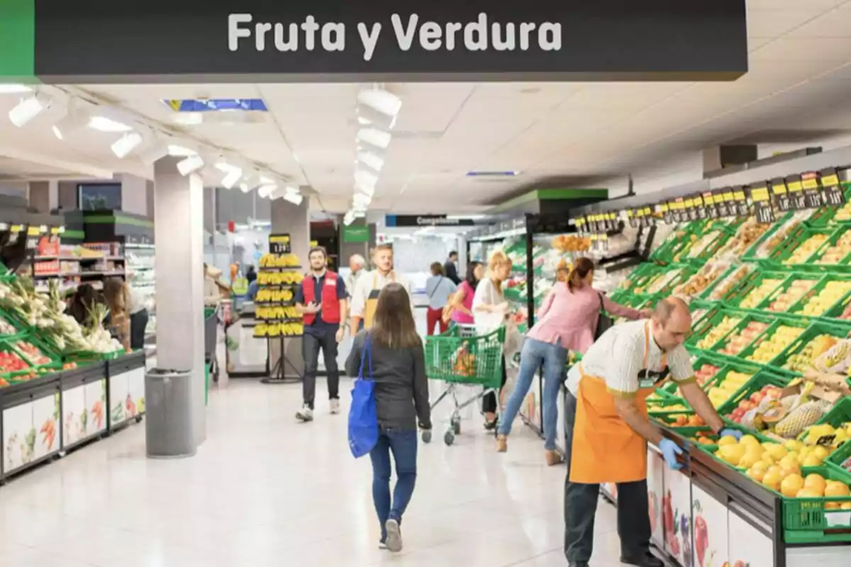 Persones comprant fruites i verdures a un supermercat.