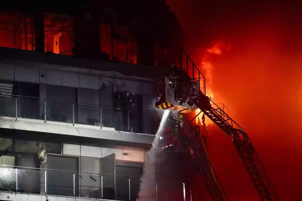 Els bombers intenten apagar un incendi en un edifici