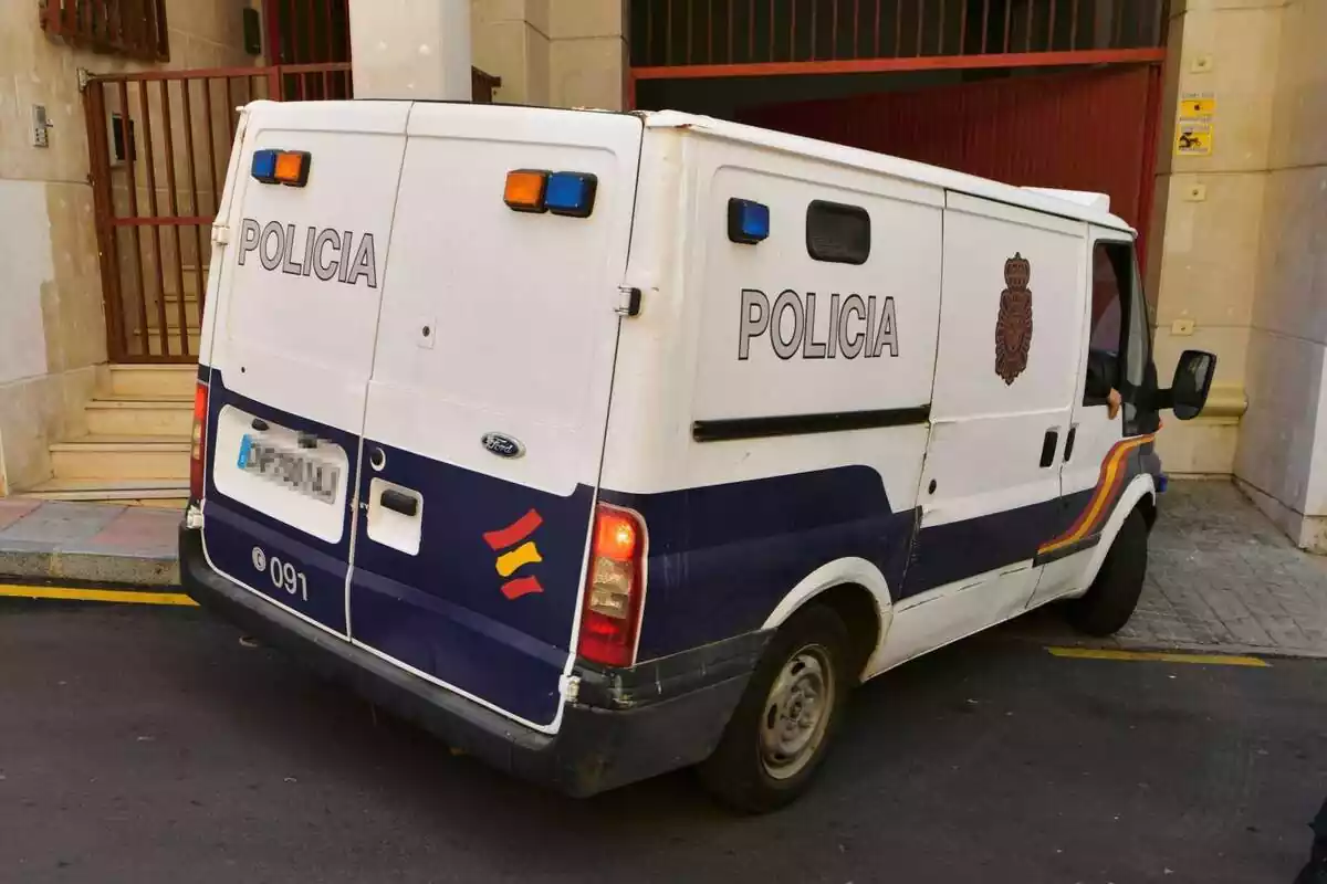 Un furgó de Policia Nacional aparcat al carrer