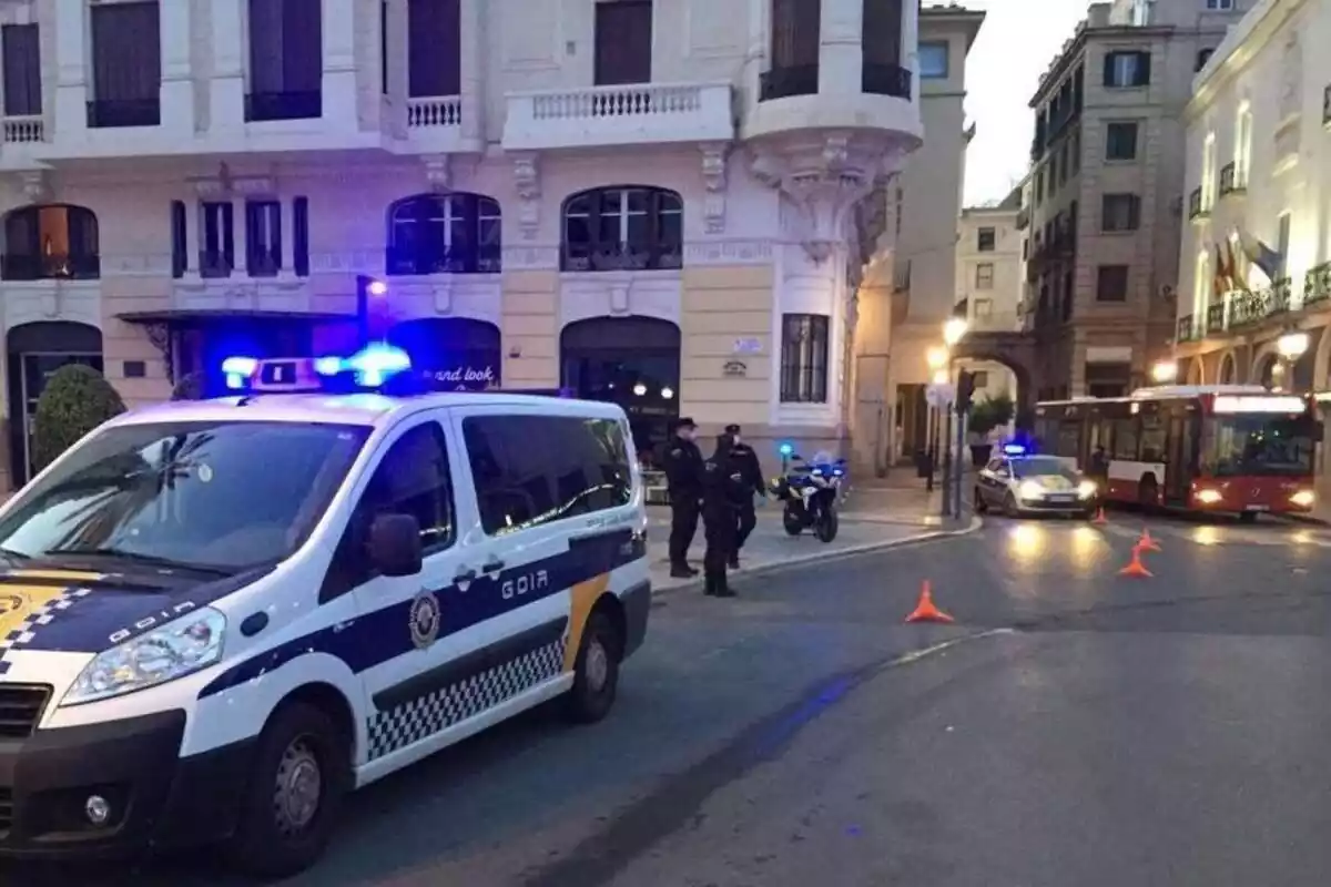 Furgoneta i agents de la Policia Local d'Alacant