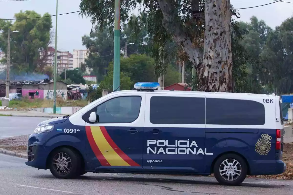Un furgó de Policia Nacional aparcat al carrer