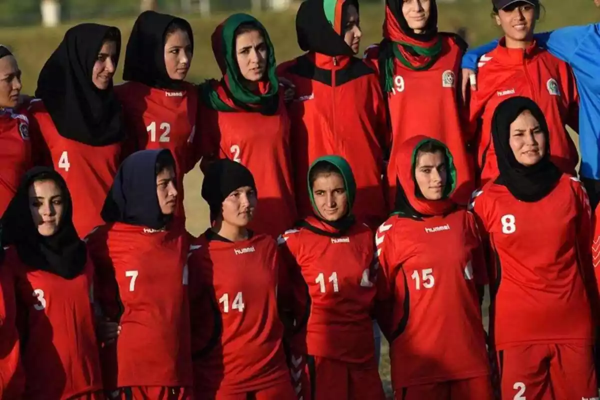 Fotografia d'equip d'un equip de futbol femení amb les noies lluint vel islàmic