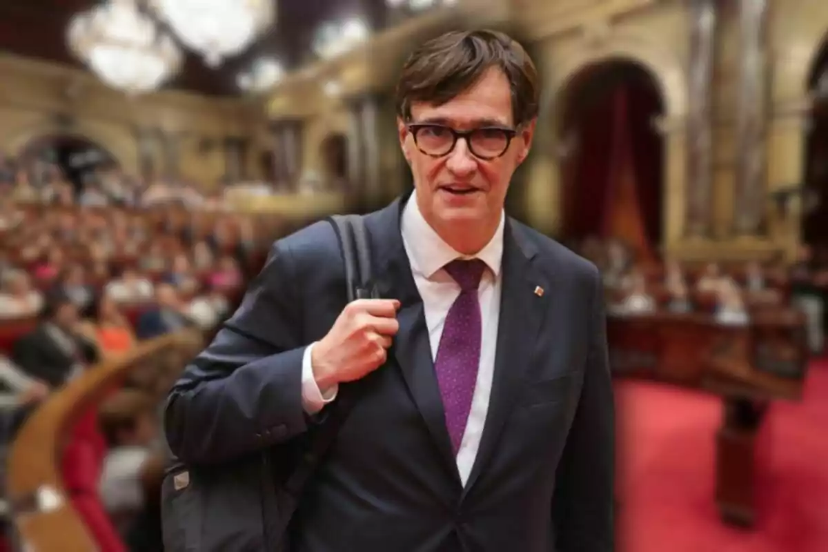 Un home amb vestit i corbata en un entorn d'assemblea o parlament.