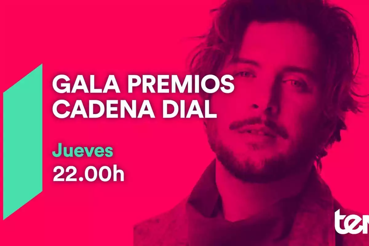 Anuncio de la Gala Premios Cadena Dial con la fotografía de Manuel Carrasco con un fondo rosa y texto en blanco y verde que indica que se celebrará el jueves a las 22:00 horas.