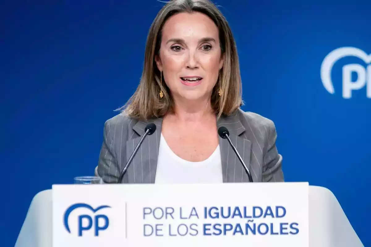 Cuca Gamarra durant una intervenció en un faristol del PP amb el lema per la igualtat dels espanyols