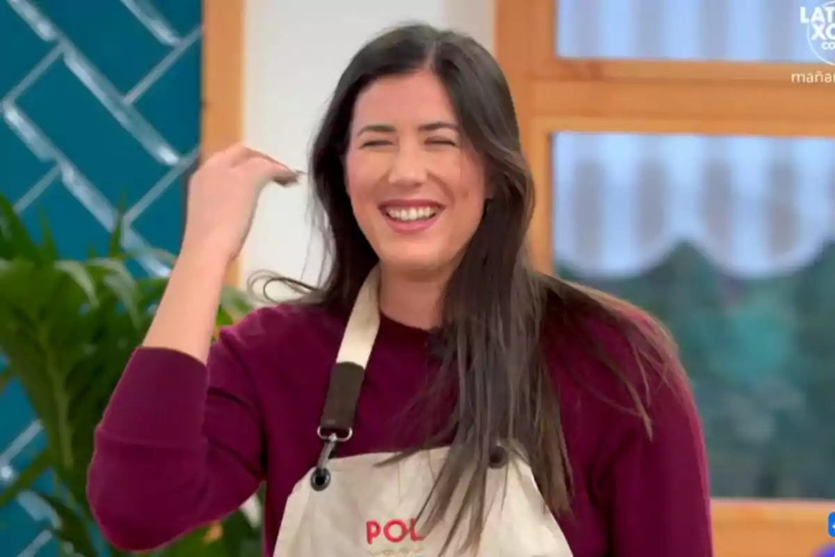 Garbiñe Muguruza sonriente con delantal en un ambiente de cocina en Bake Off: Famosos al horno.