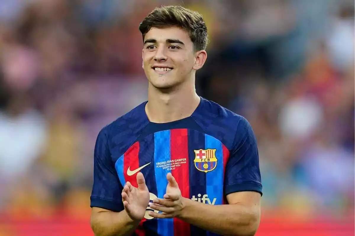 Gavi aplaudeix mentre mostra un gran somriure amb la samarreta del FC Barcelona