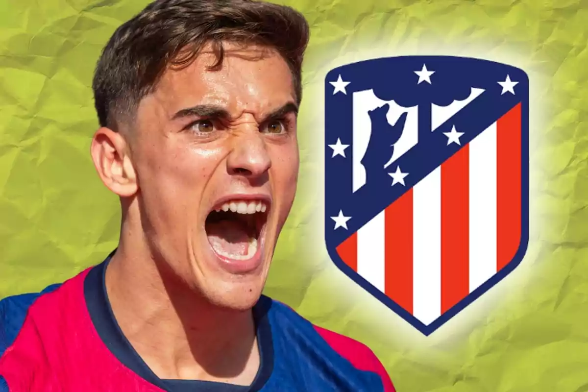 Jove futbolista cridant amb l’escut de l’Atlètic de Madrid al fons sobre un fons groc
