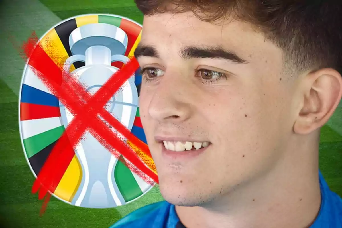 Un jove amb una samarreta blava somriu mentre un logotip d?un trofeu de futbol està titllat amb una gran X vermella al fons.