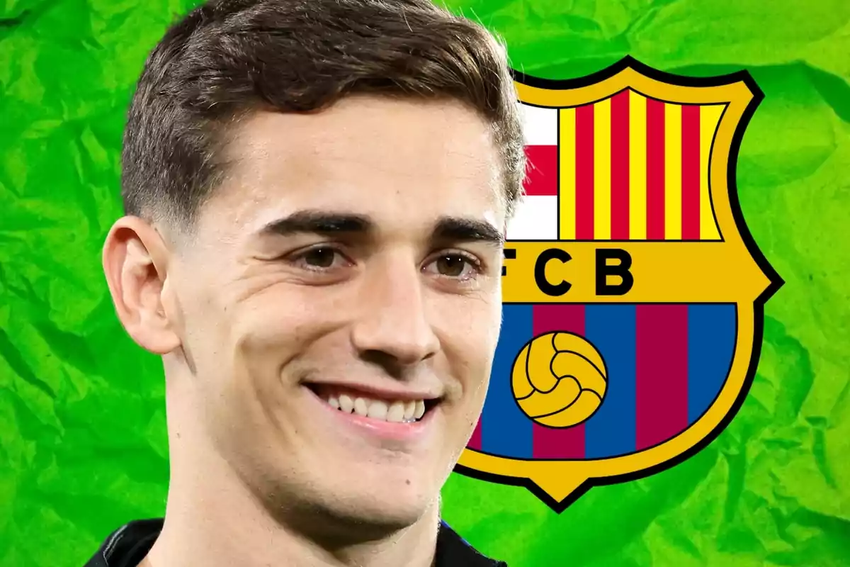 Un home somrient davant l'escut del FC Barcelona amb un fons verd.