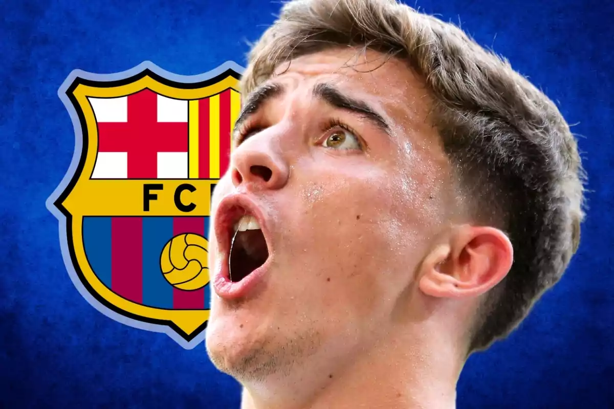 Un jugador de futbol amb expressió intensa davant de l'escut del FC Barcelona.