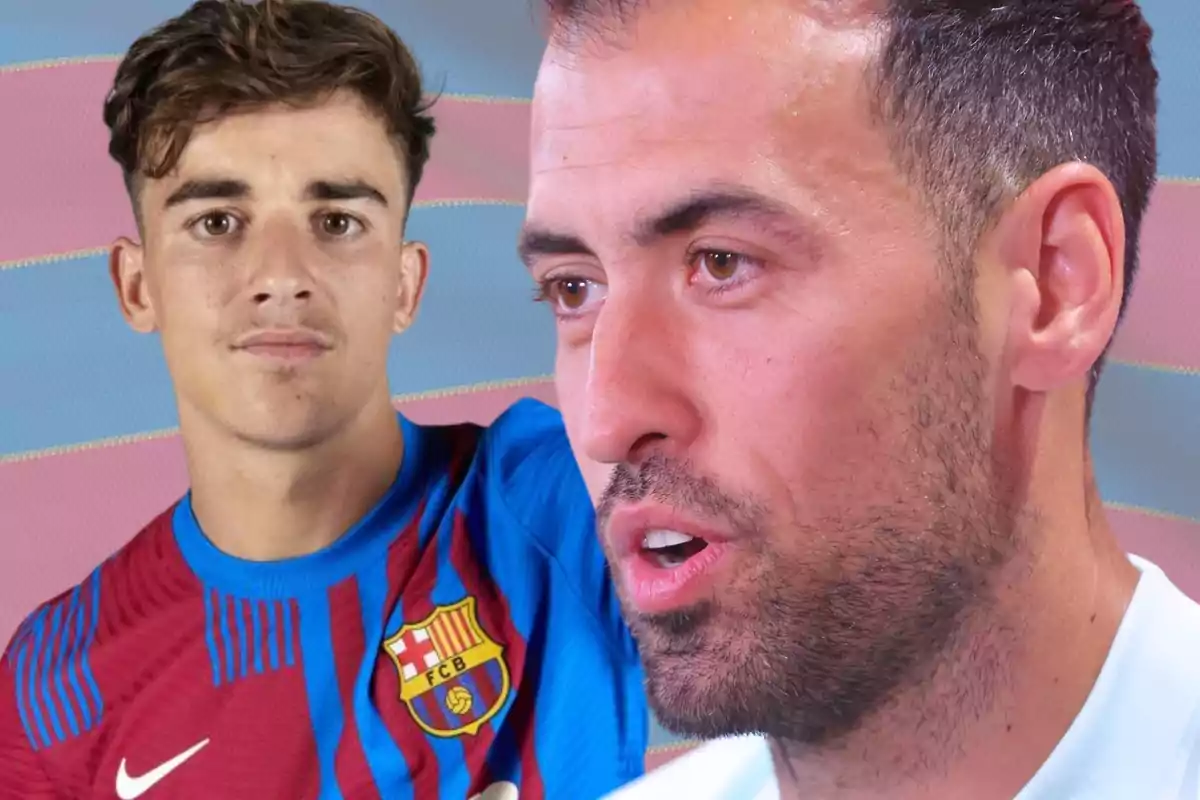 Dos jugadors de futbol amb samarretes del FC Barcelona posen davant d?un fons amb els colors de l?equip.