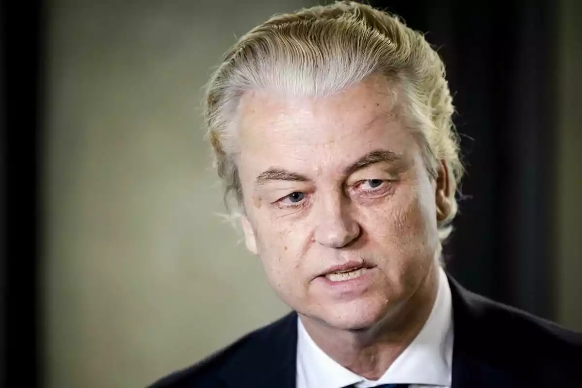 Pla curt de Geert Wilders de cara amb vestit i mirant cap a un costat