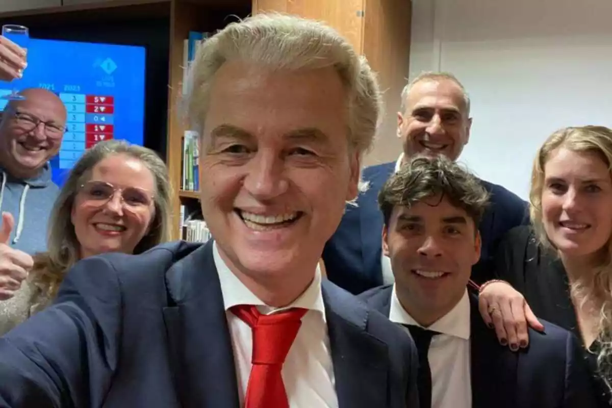 Geert Winders es fa un selfie somrient al costat d'altres membres del seu partit, celebrant els bons resultats a les eleccions