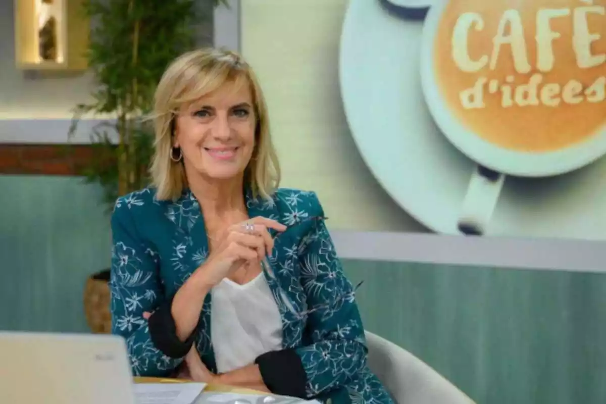 Gemma Nierga somrient com a presentadora de Cafè d'idees