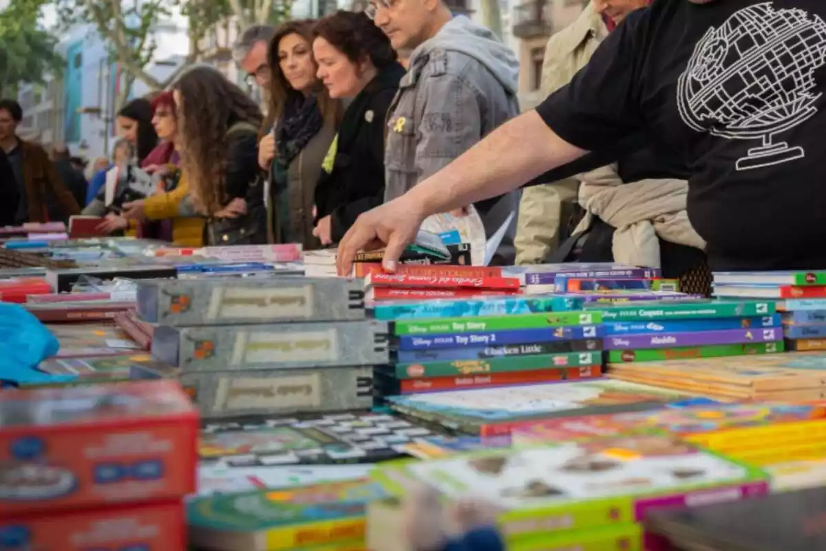 Gent mirant llibres el dia de Sant Jordi a Barcelona
