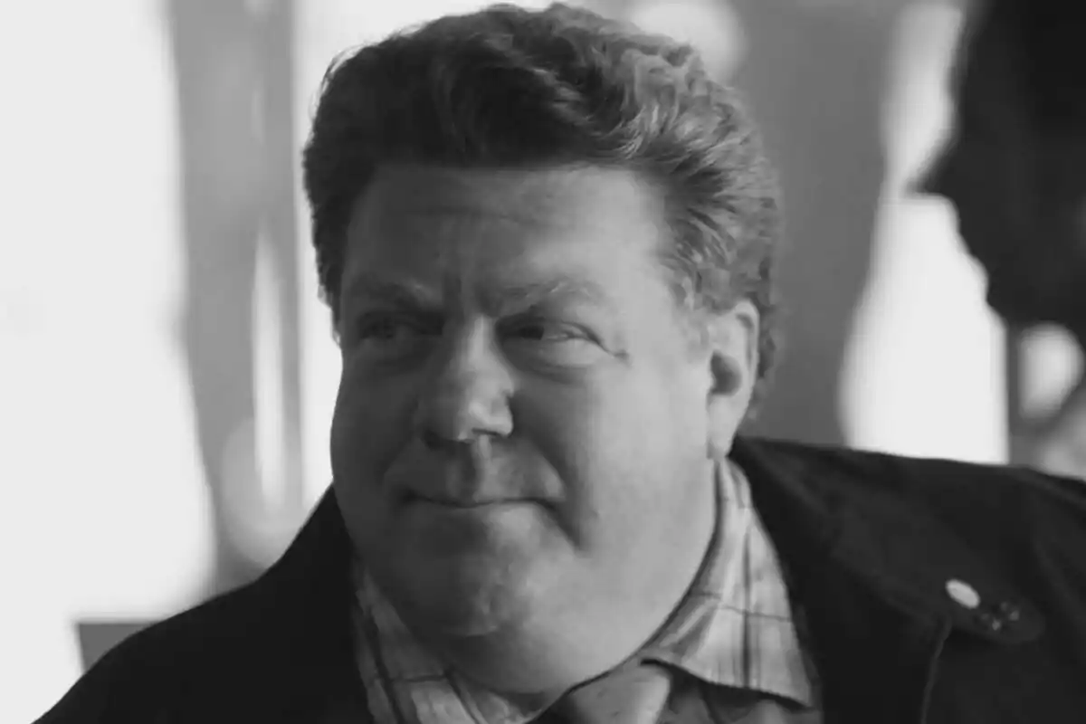 George Wendt de mitjana edat amb cabell arrissat i expressió pensativa en una fotografia en blanc i negre.