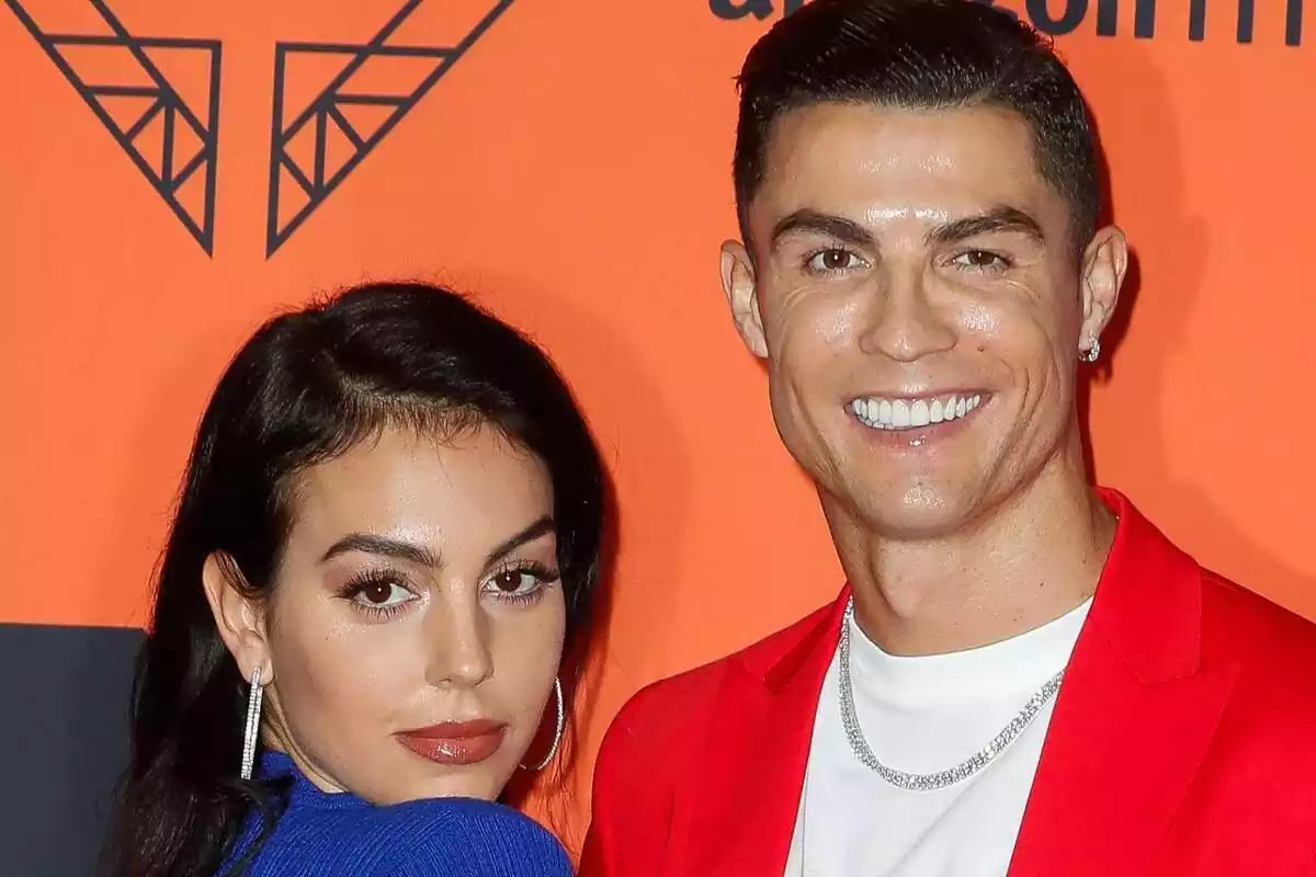 Georgina Rodríguez somrient amb unes arracades de cèrcol al costat de Cristiano Ronaldo somrient amb una cadena de diamants