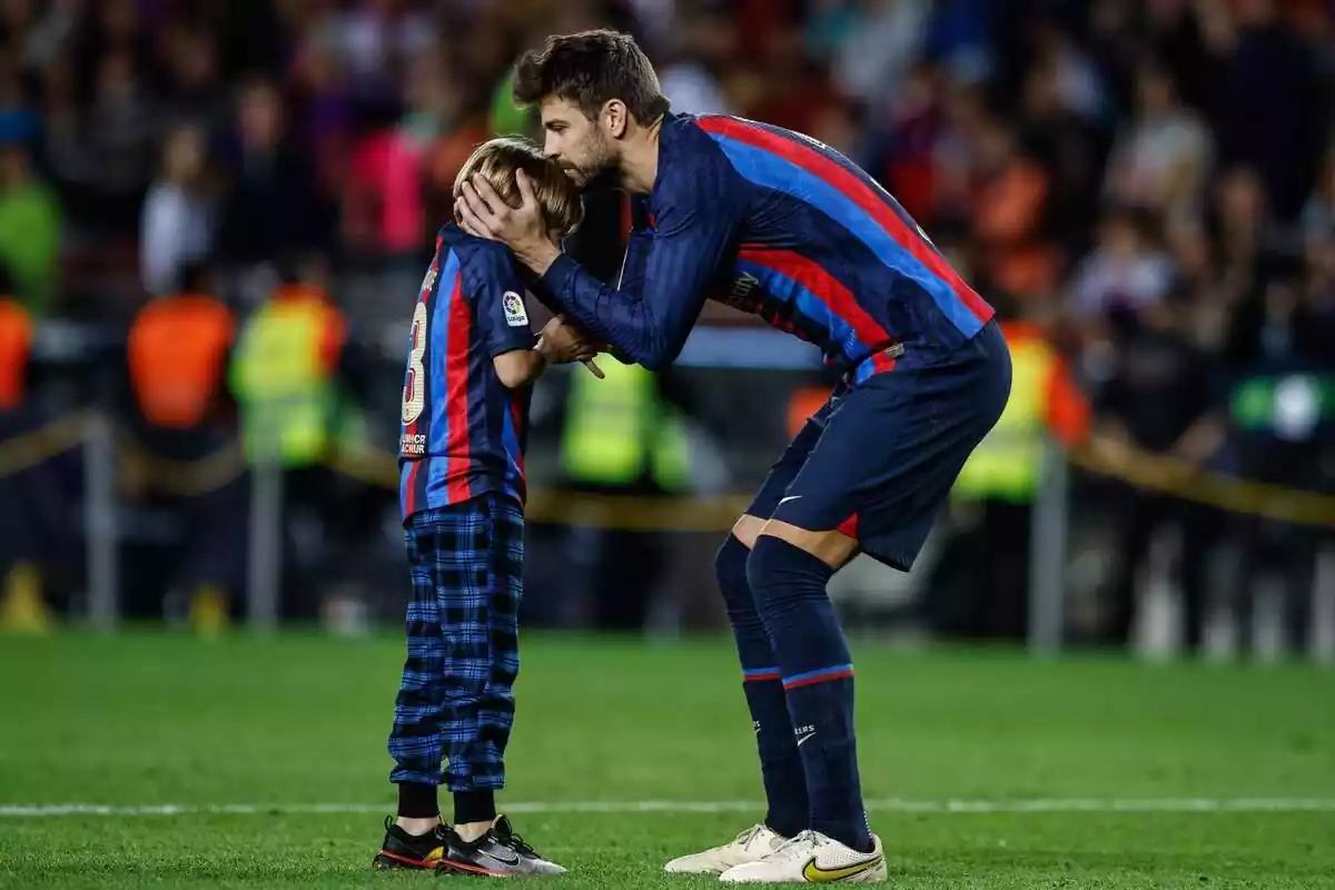 Imagen de Gerard Piqué con su hijo durante su despedida en el Camp Nou