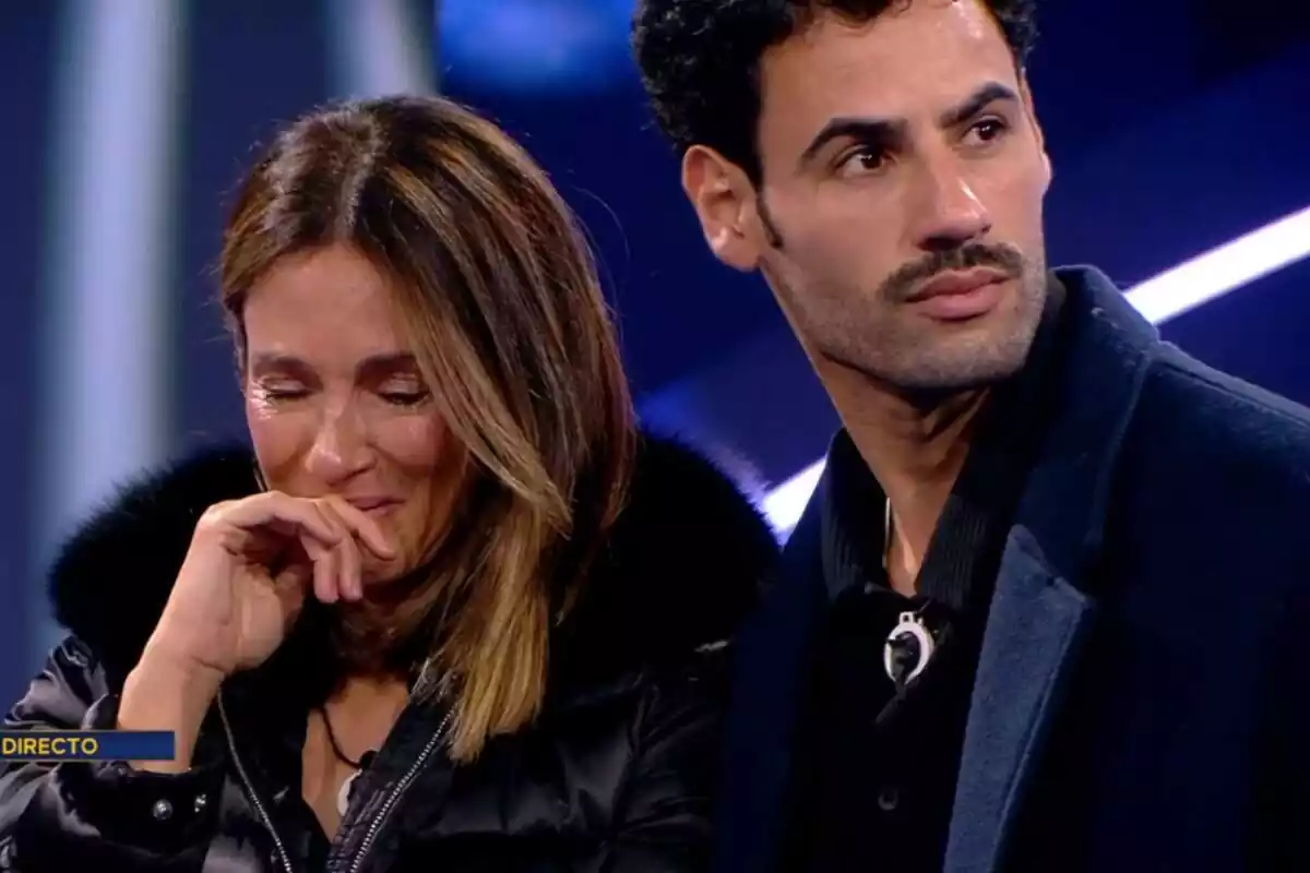 Captura de 'GH Duo' amb Elena Rodríguez plorant amb una jaqueta negra i Asraf Beno mirant de banda emocionat amb una jaqueta blava el 25 de febrer de 2024 Captura de 'GH Duo' amb Elena Rodríguez plorant amb una jaqueta negra i Asraf Beno mirant de banda emocionat amb una jaqueta blava el 25 de febrer de 2024
