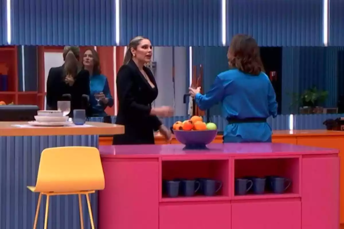 Captura de 'GH Duo' amb Ivana Icardi i Elena Rodríguez discutint a la cuina Captura de 'GH Duo' amb Ivana Icardi i Elena Rodríguez discutint a la cuina