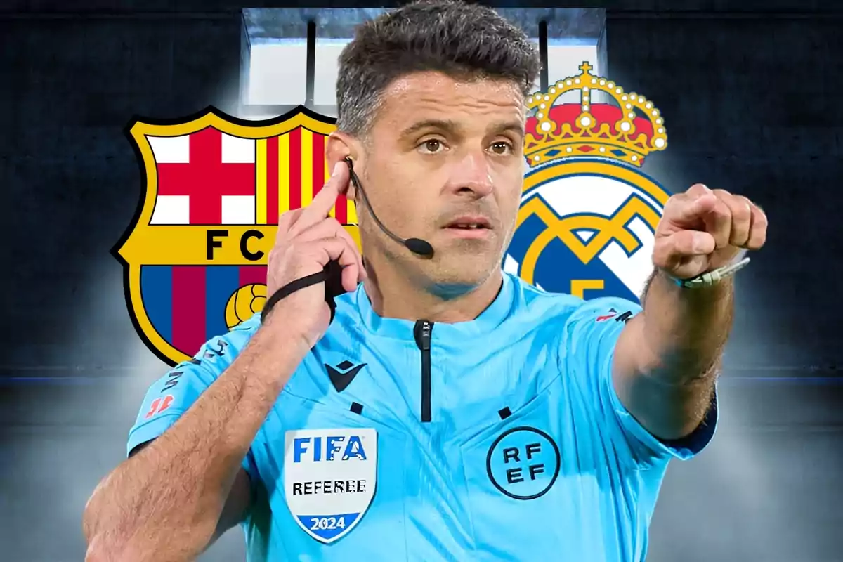 Un árbitro de fútbol con uniforme azul claro y auricular, señalando con el dedo, con los escudos del FC Barcelona y el Real Madrid de fondo.