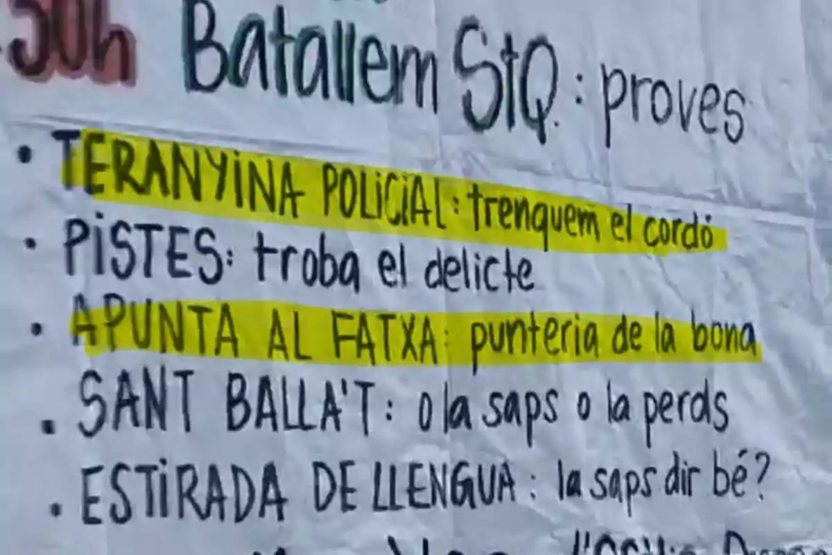 Un cartel con texto en catalán que menciona actividades como "Teranyina Policial", "Pistes", "Apunta al Fatxa", "Sant Ballat" y "Estirada de Llengua", algunas de las cuales están resaltadas en amarillo.