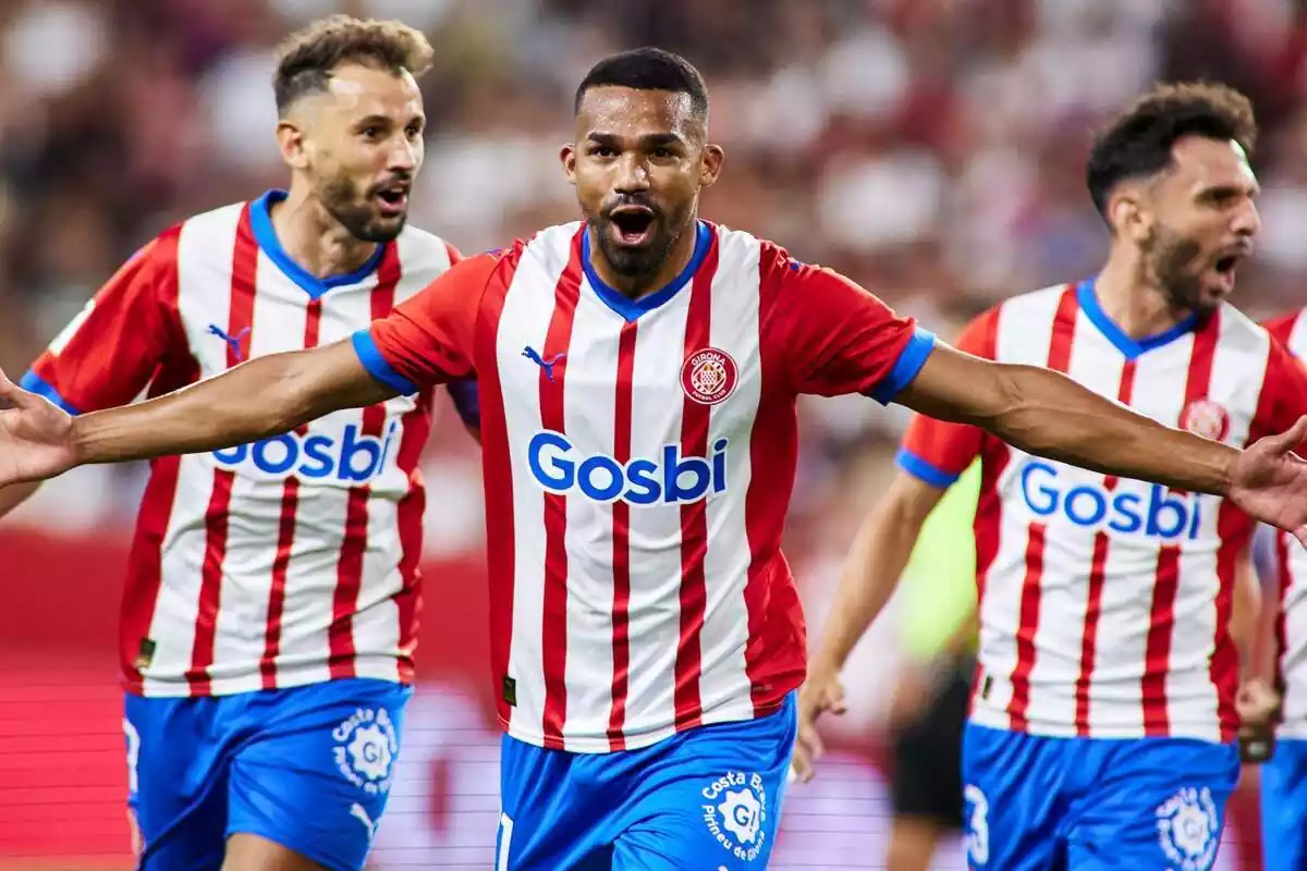 Un jugador del Girona FC celebra un gol amb els braços oberts i cridant