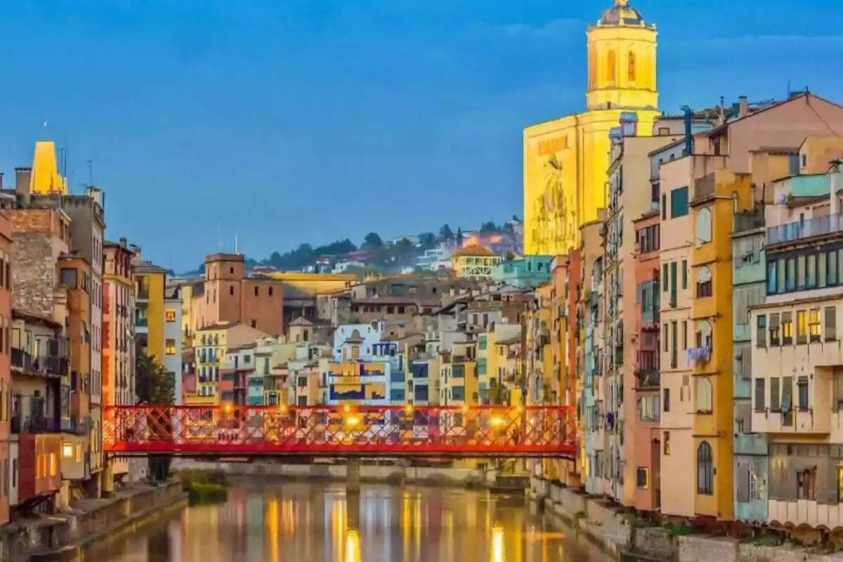 Puente de Girona y casas con catedral de fondo