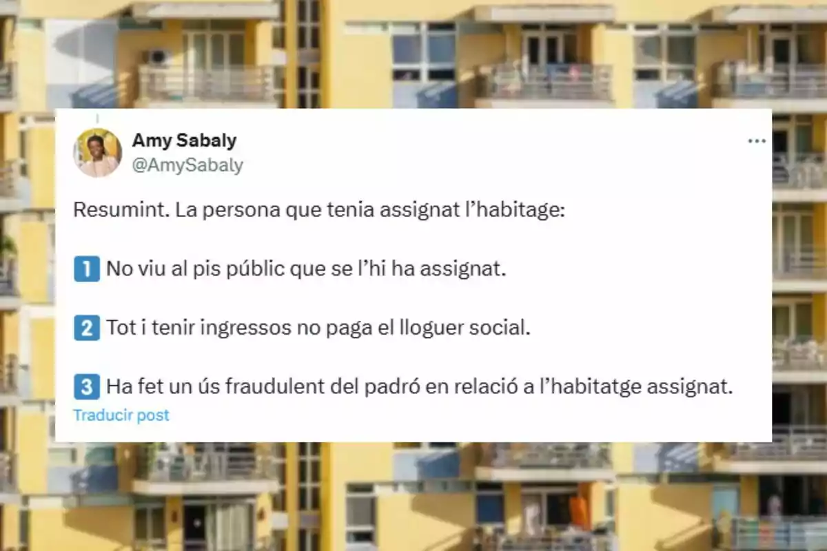 Captura de pantalla d’un tuit en català sobre l’ús indegut d’un habitatge públic, amb una llista de tres punts i de fons un edifici d’apartaments grocs. Captura de pantalla d’un tuit en català sobre l’ús indegut d’un habitatge públic, amb una llista de tres punts i de fons un edifici d’apartaments grocs.