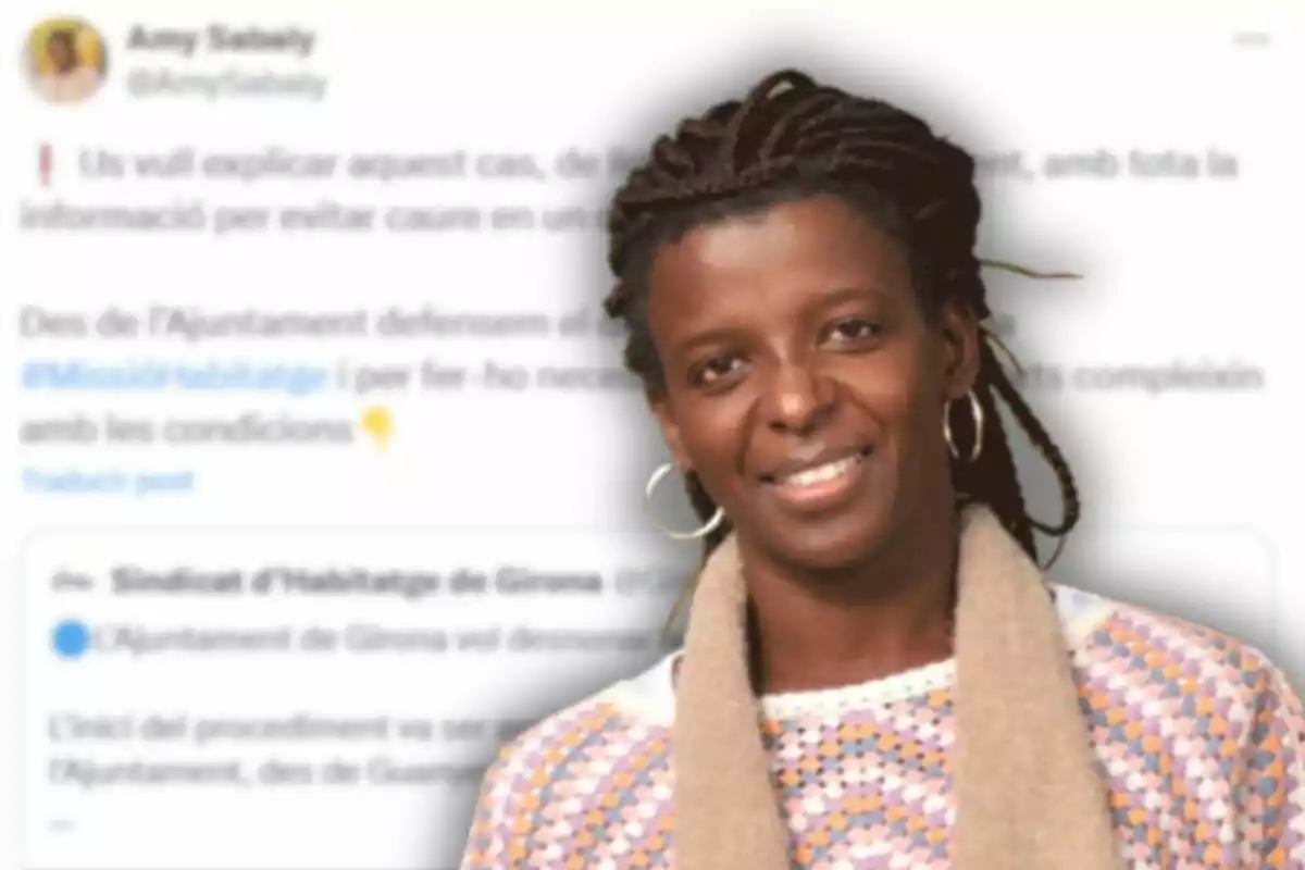 Dona de cabell trenat i jersei clar somrient davant d’un fons desenfocat amb text en català.
