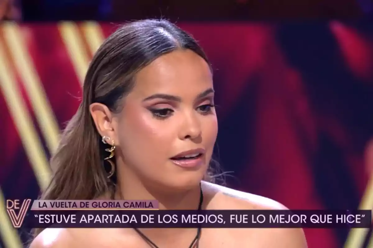 Gloria Camila, with a serious face, speaking on the set of '¡De Viernes!' Gloria Camila, with a serious face, speaking on the set of '¡De Viernes!'