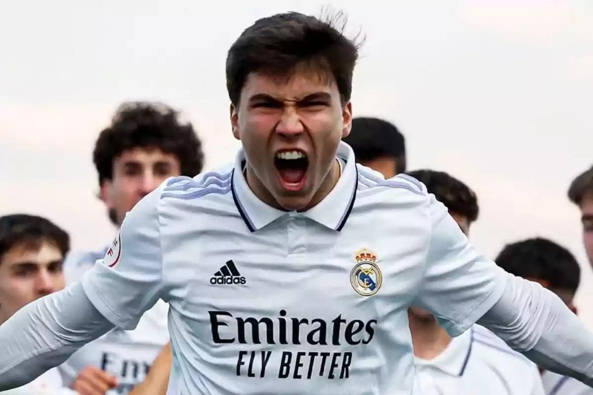Un jugador de futbol amb la samarreta del Reial Madrid celebra amb entusiasme.