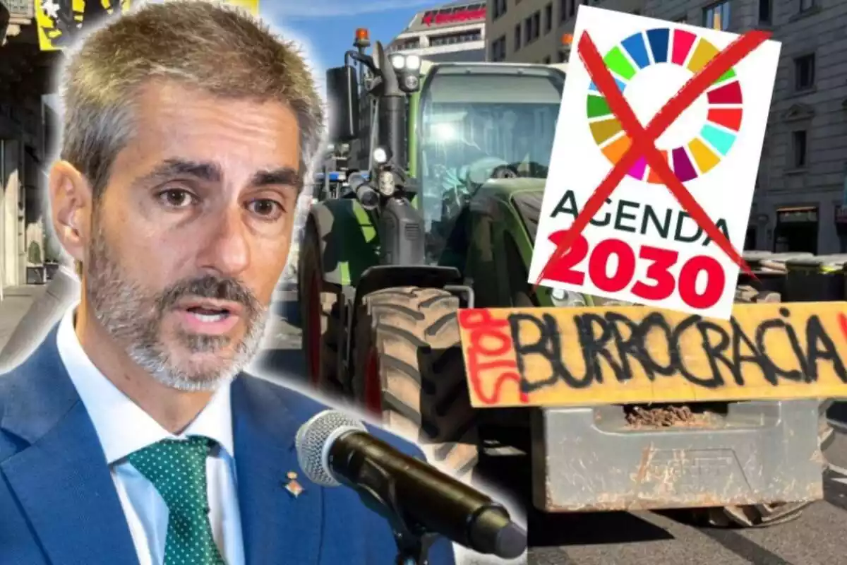 Gonzalo de Oro amb un tractor i un cartell d'Agenda 2030 ratllat