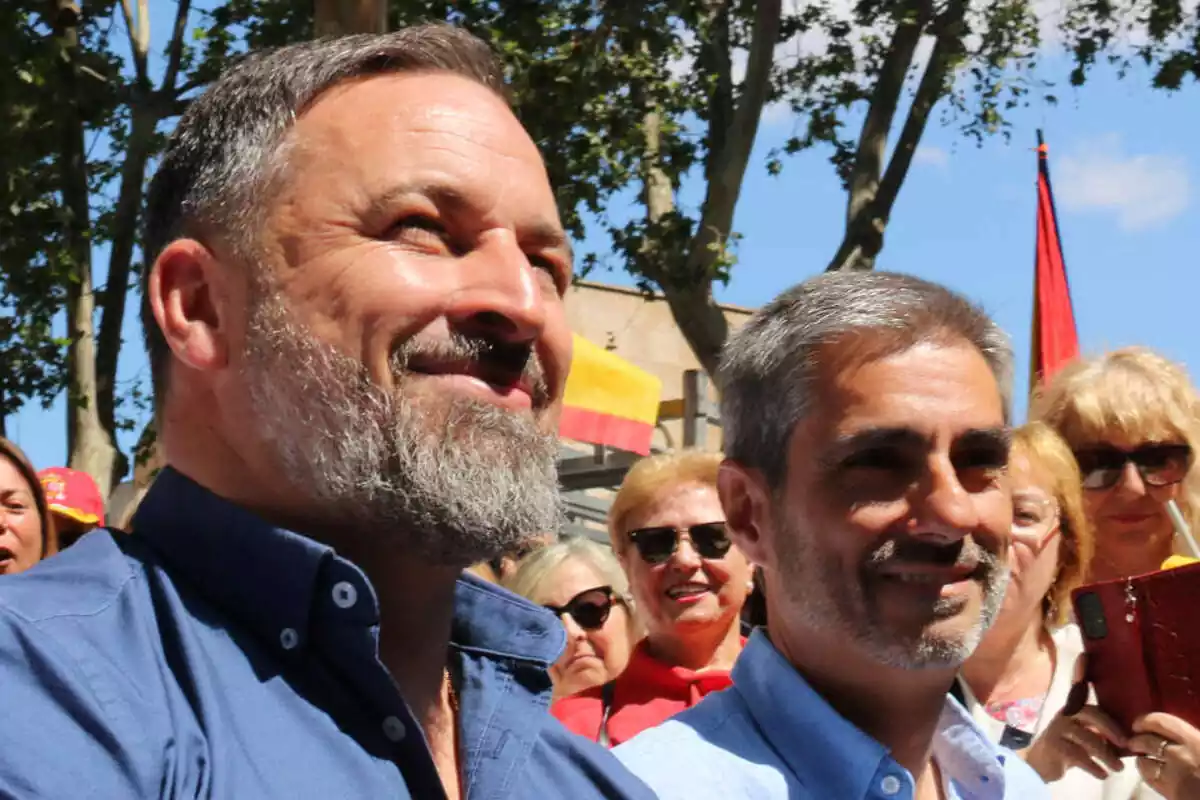 Primer pla del líder de Vox Santiago Abascal amb el candidat de Barcelona Gonzalo De Oro-Pulido