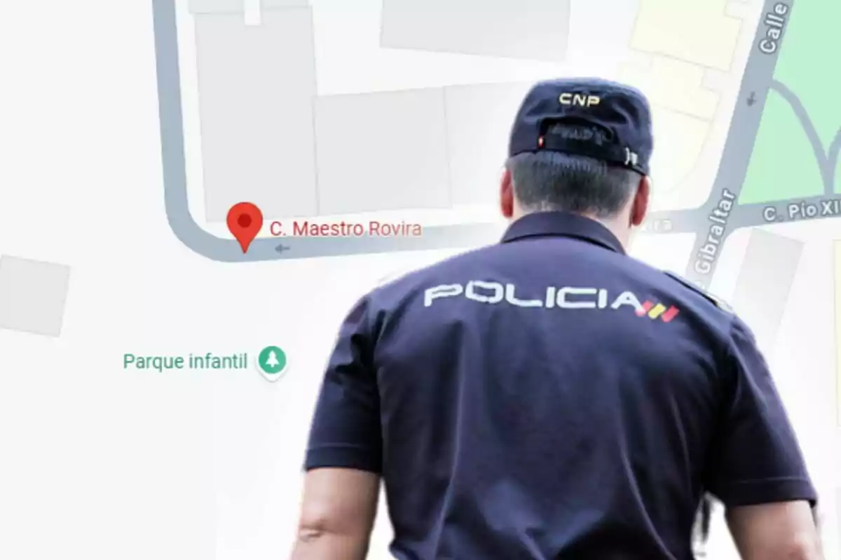 Un policia d’esquena observa un mapa digital on s’assenyala la ubicació del carrer Mestre Rovira a prop d’un parc infantil. Un policia d’esquena observa un mapa digital on s’assenyala la ubicació del carrer Mestre Rovira a prop d’un parc infantil.