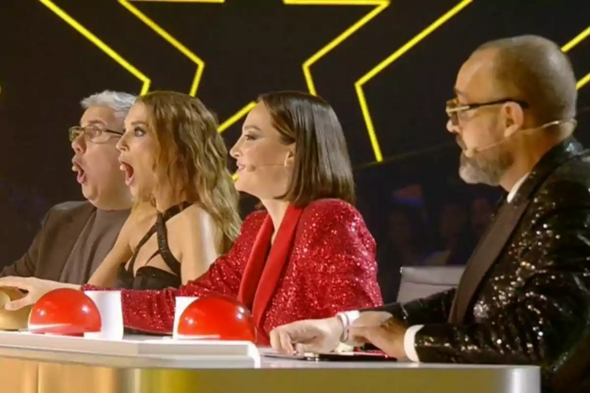 Florentino Fernández, Paula Echevarría, Tamara Falcó i Risto Mejide, jutges a Got Talent amb expressions sorpreses i botons vermells davant seu.