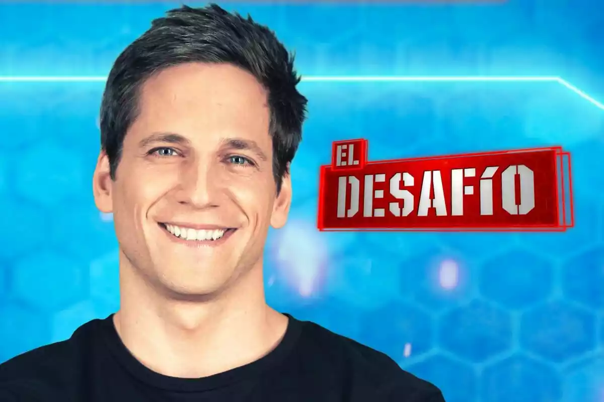 Gotzon Mantuliz sonriendo frente a un fondo azul con el texto El Desafío en un cartel rojo.