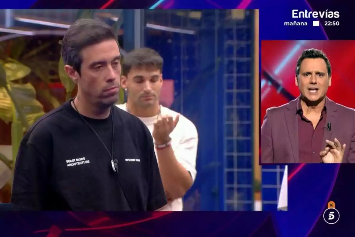 Javier amb expressió seriosa en un entorn interior amb plantes a la casa de Gran Hermano mentre en un requadre a la dreta apareix Ion Aramendi seriós parlant al plató.