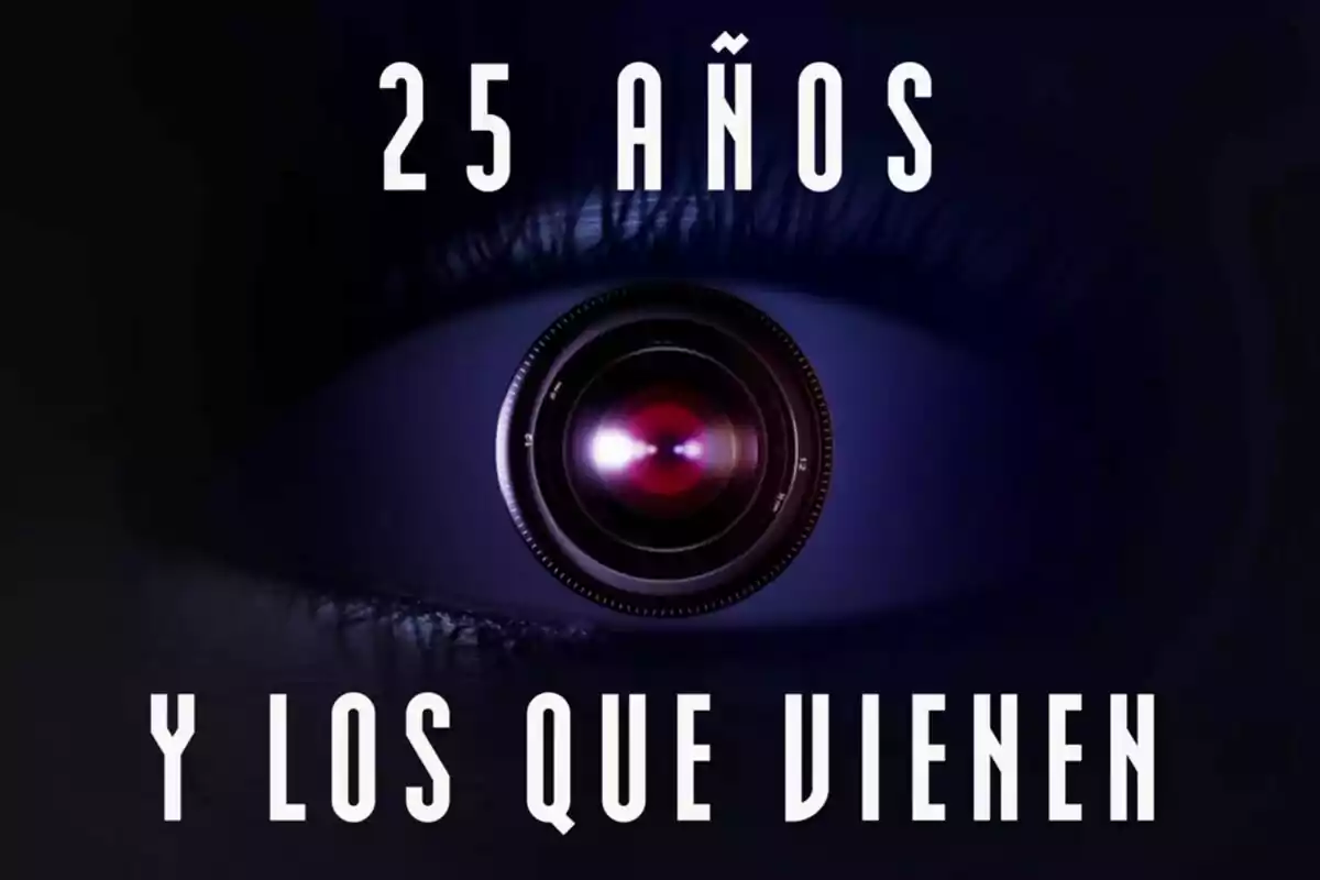 Un ull amb una lent de càmera al centre i el text "25 anys i els que venen" sent el logotip de Gran Germà.