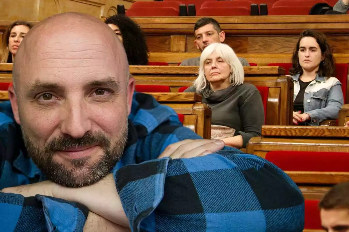 Muntatge amb un primer pla de Jordi Graupera amb els braços plegats sota la barbeta i de fons una imatge dels diputats de la CUP asseguts als seus escons al Parlament de Catalunya