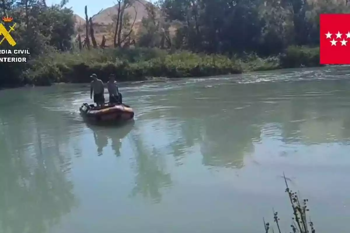 Equip de la Guàrdia Civil en una llanxa en un riu buscant un desaparegut