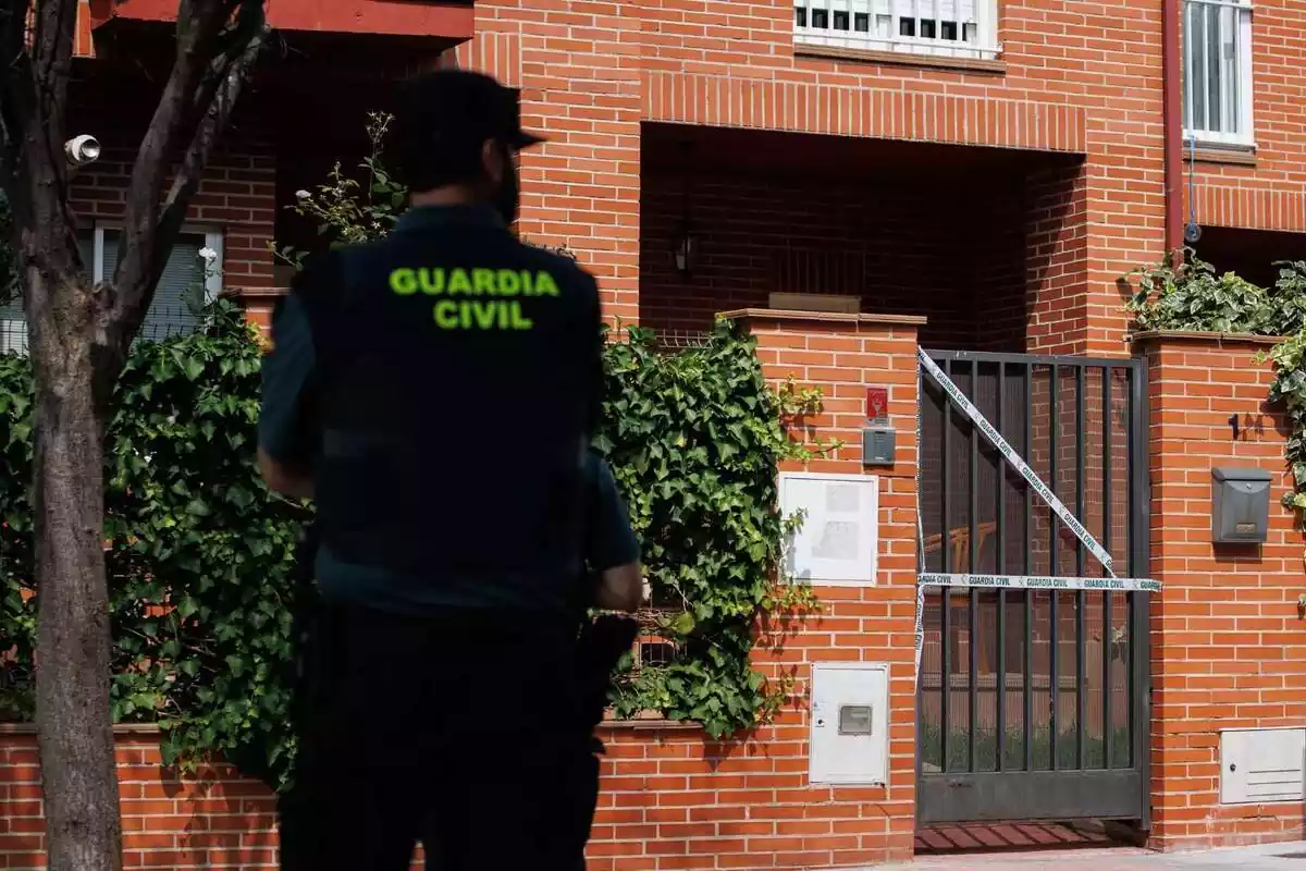 Guàrdia Civil d'esquenes davandt d'un habitatge