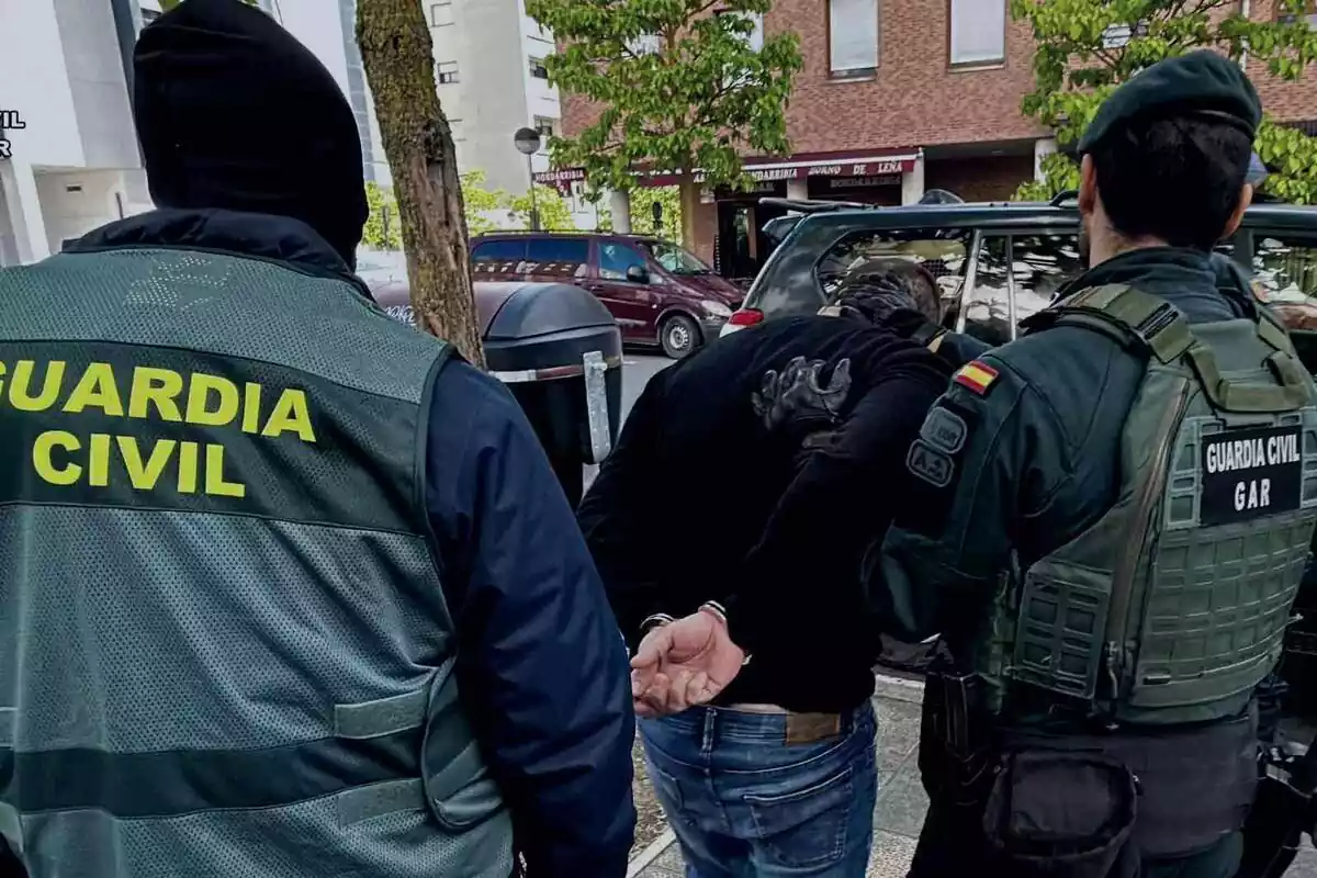Guardia Civil emportant-se detingut a un home al carrer