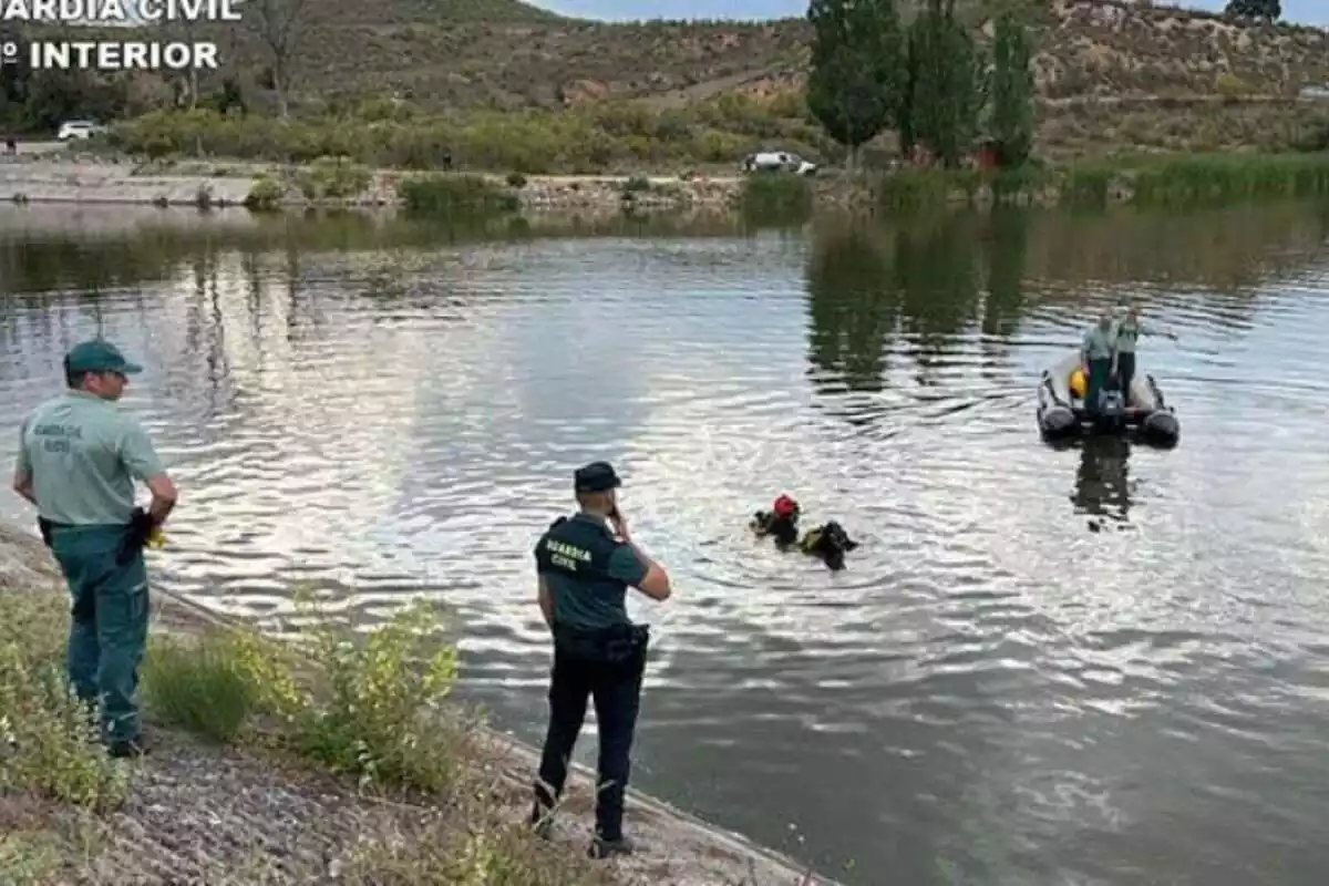 Equip de la Guardia Civil en un llac fent feines de rescat