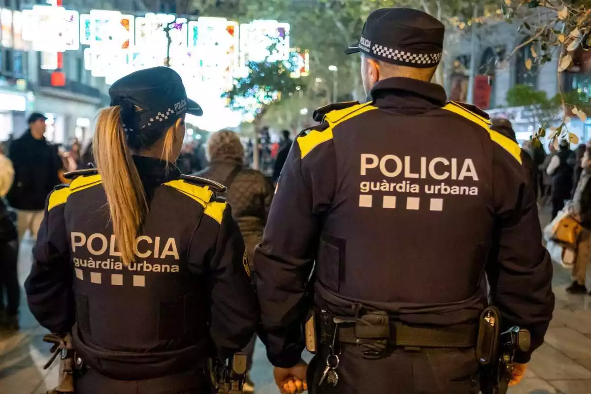 Imatge de dos agents de la Guàrdia Urbana passejant per Barcelona
