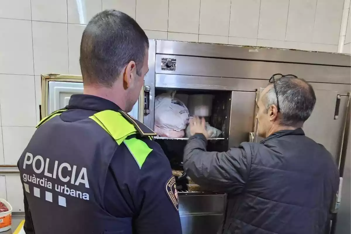 Guàrdia Urbana i l'Agència de Salut Pública de Barcelona a la inspecció a un restaurant de Barcelona