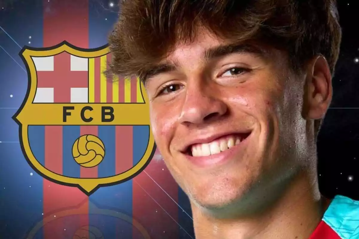 Marc Guiu amb un gran somriure amb un escut del FC Barcelona